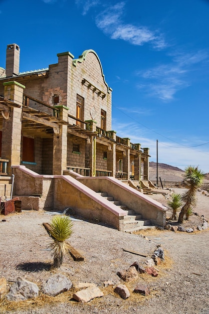 Estação de trem impressionante de Rhyolite da cidade fantasma abandonada com escadas