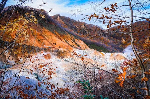 Estação do outono no vulcão noboribetsu em hokkaido japão