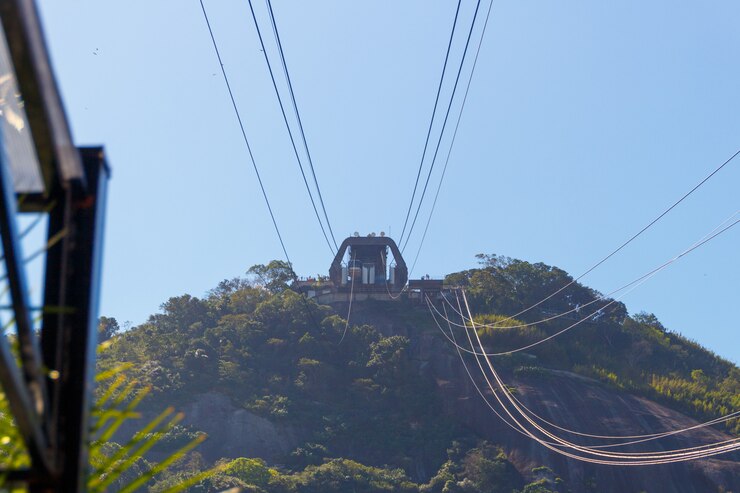 Foto estação do teleférico em morro da urca vista da praia vermelha em rio de janeiro.