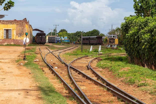 Estação ferroviária abandonada com um trem antigo