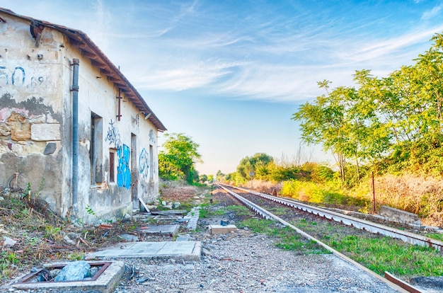Estação ferroviária abandonada