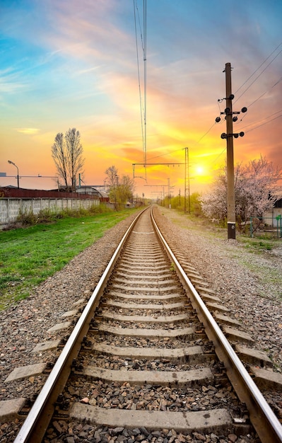 Estação ferroviária ao nascer do sol