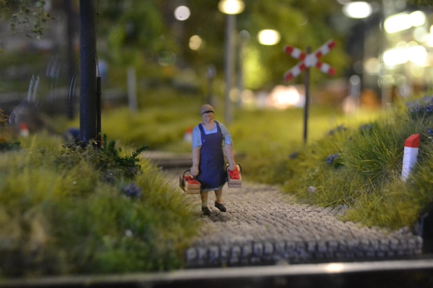 Estação ferroviária com estação de trem, vagões e pessoas em miniatura. Wieliczka, Polônia