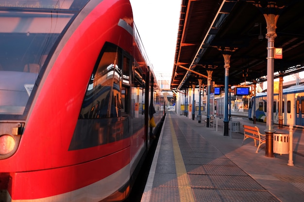 Estação ferroviária com trens na luz do sol ou nascer do sol