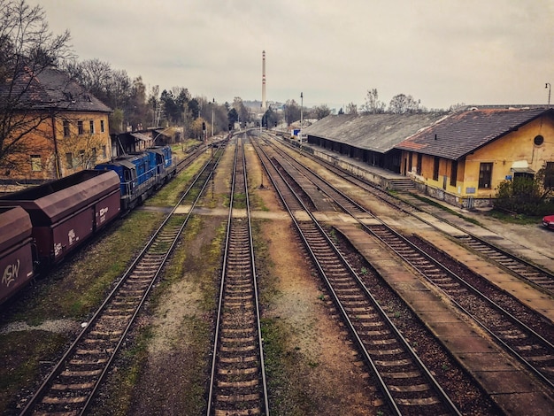 Estação ferroviária contra o céu