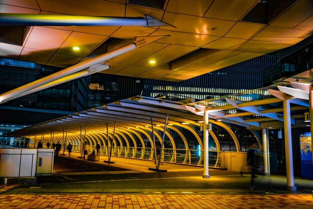 Foto estação ferroviária iluminada