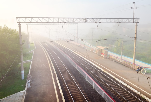 Estação ferroviária na neblina matinal