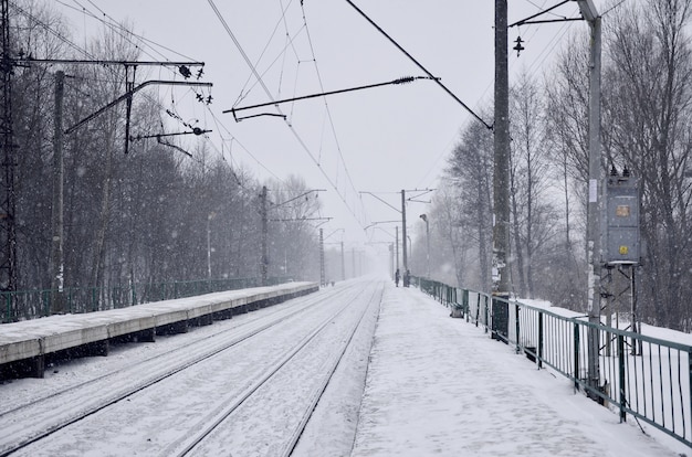 Estação Ferroviária na tempestade de neve de inverno