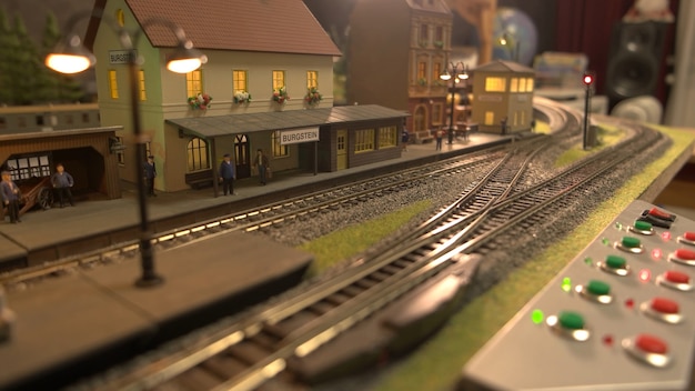 Estação ferroviária retrô em miniatura.