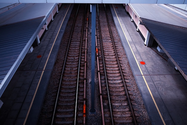 Estação ferroviária vazia com fundo de dois trilhos hd