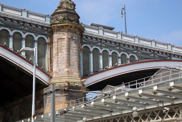 Estação Ferroviária Waverley e Ponte Edimburgo Escócia Reino Unido