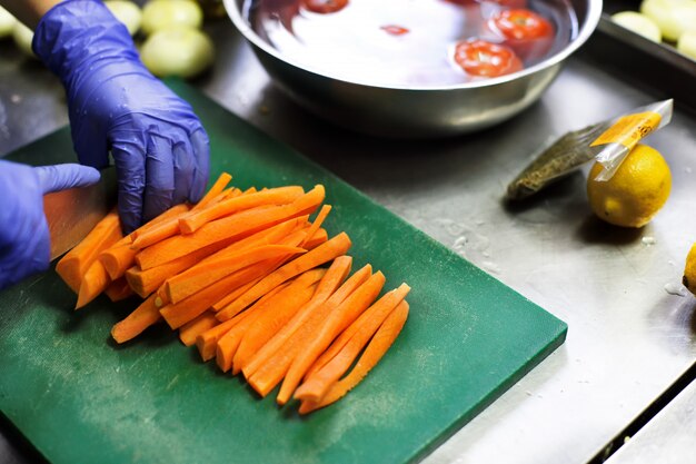 Foto estacar a mano zanahorias picadas