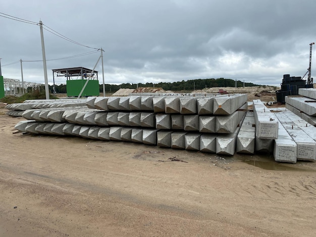 Estacas de concreto no chão para construção de fundações profundas