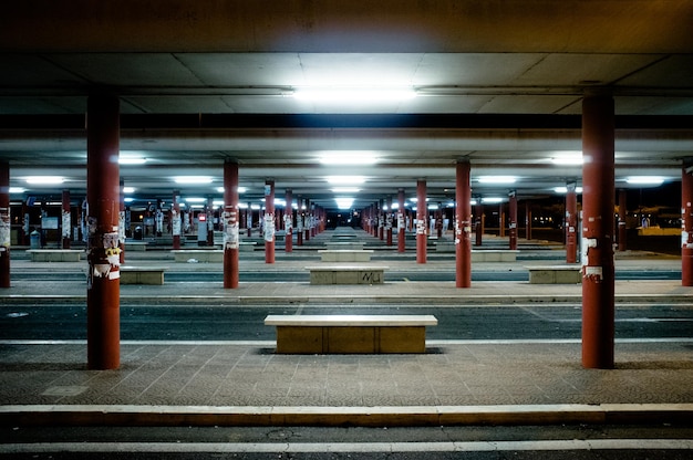 Foto estación de autobuses vacía por la noche