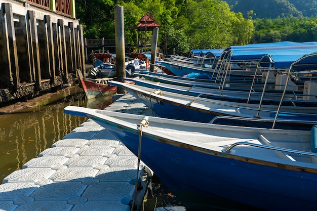 Estación de barcos asiáticos para pequeñas embarcaciones turísticas. Excursiones en barco por el río.