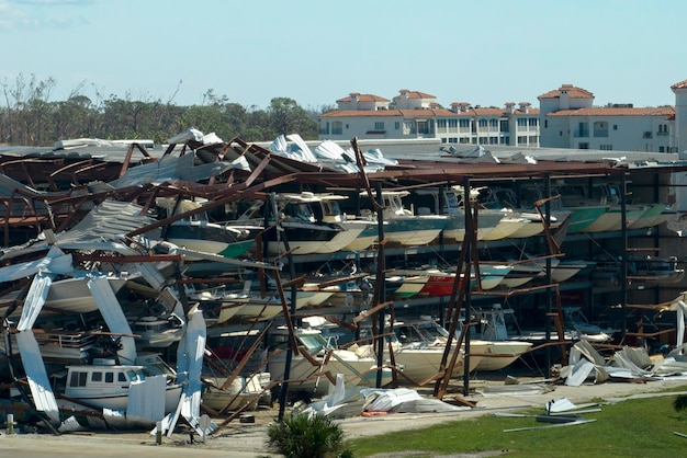 Estación de botes destruida por el viento huracán en la zona costera de Florida Consecuencias del desastre natural