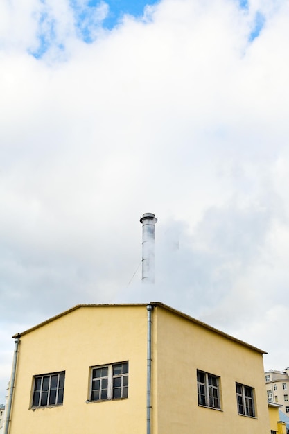 Estación de calefacción central y chimenea en día de otoño