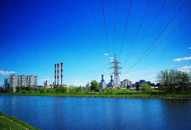 Estación de calefacción y línea eléctrica en el fondo del río de la ciudad