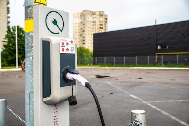 Estación de carga para coches eléctricos en el lugar de estacionamiento