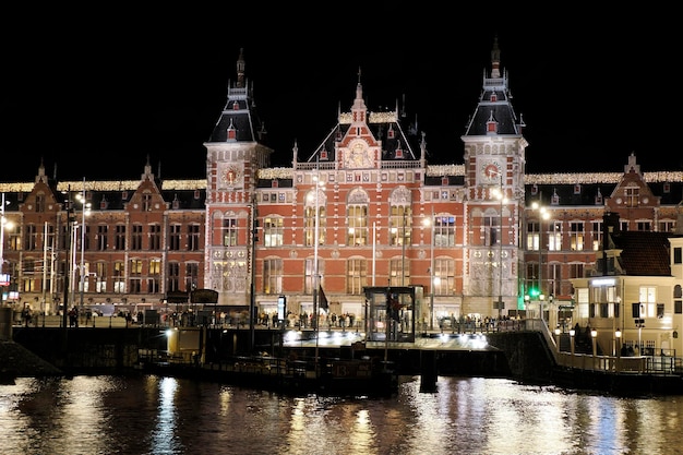 Estación central de Ámsterdam por la noche