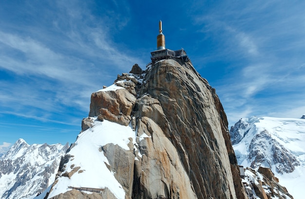 La estación de la cima de la montaña de la Aiguille du Midi en Chamonix, Francia