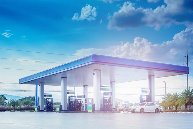 Estación de combustible de gas con nubes y cielo azul