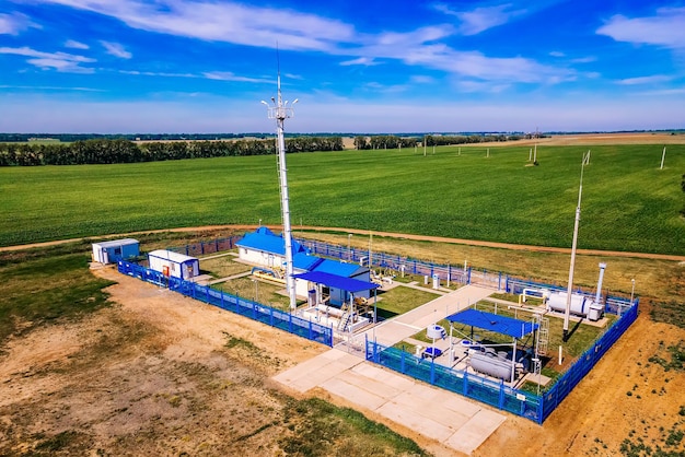 Estación de distribución de gas natural del gasoducto principal Vista desde arriba Tipo de objeto de gasificación en el día de verano