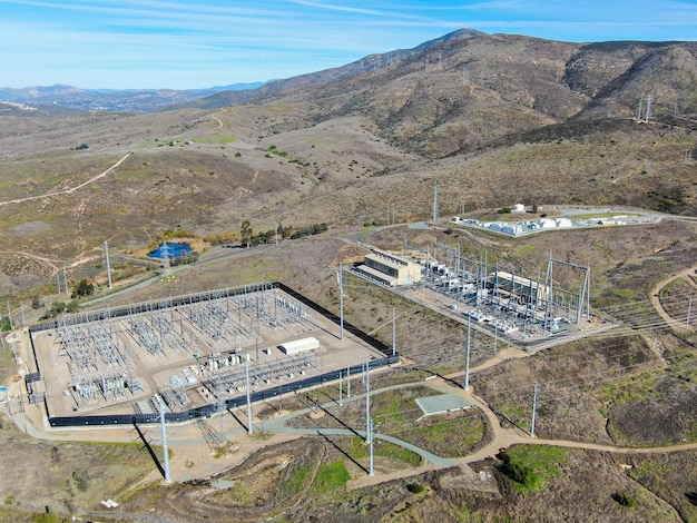 Estación eléctrica de alta tensión con fondo seco de montaña, California, EE.UU.