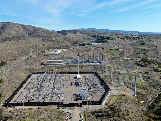 Estación eléctrica de alta tensión con fondo seco de montaña, California, EE.UU.