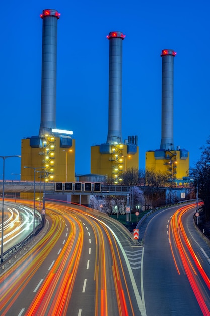 Estación eléctrica y autopista por la noche en Berlín, Alemania