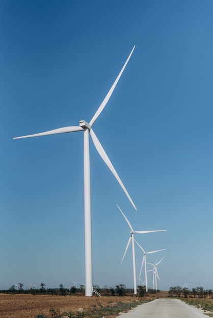 Estación de energía eólica, generadores leales con palas contra el cielo