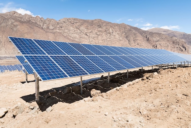 Estación de energía fotovoltaica en la meseta tibetana cierre de paneles de energía solar con cielo soleado