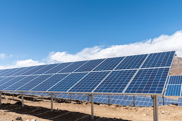 Estación de energía fotovoltaica en la meseta tibetana paneles de energía solar primer plano con cielo soleado