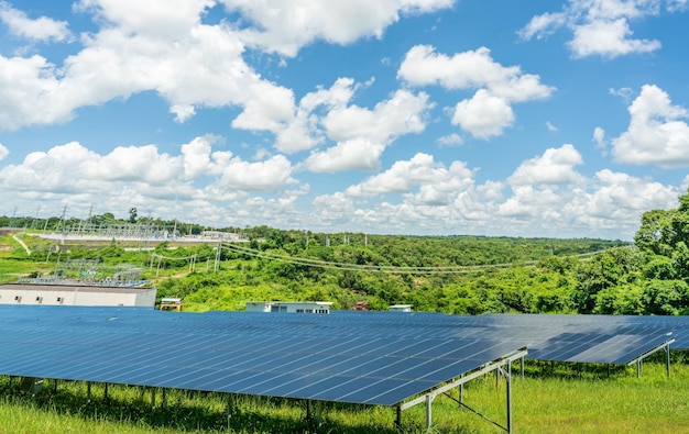 Estación de energía fotovoltaica o sistema fotovoltaico de parque solar Granja solar y campo verde Energía solar para verde