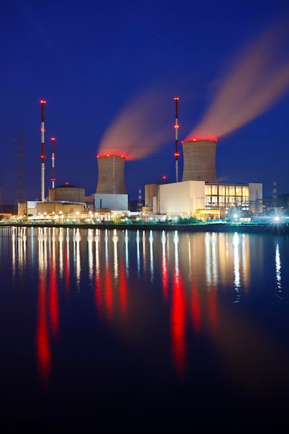 Estación de energía nuclear en la noche Bélgica