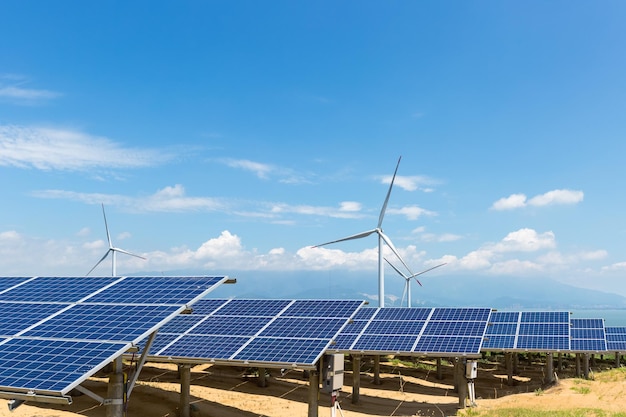 Estación de energía solar y parque eólico en energía limpia junto al lago poyang con cielo despejado