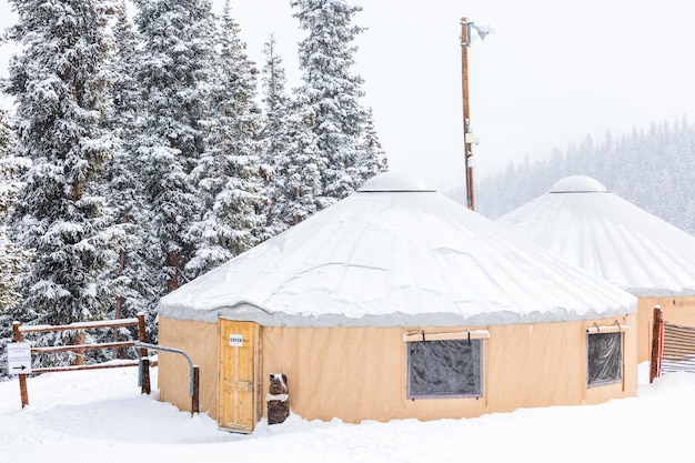 Estación de esquí al final de la temporada después de la tormenta de nieve en Colorado.