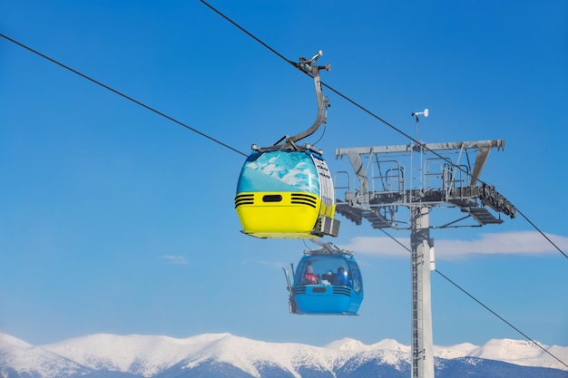 estación de esquí en Bulgaria, pista cubierta de nieve con ascensor, día de invierno