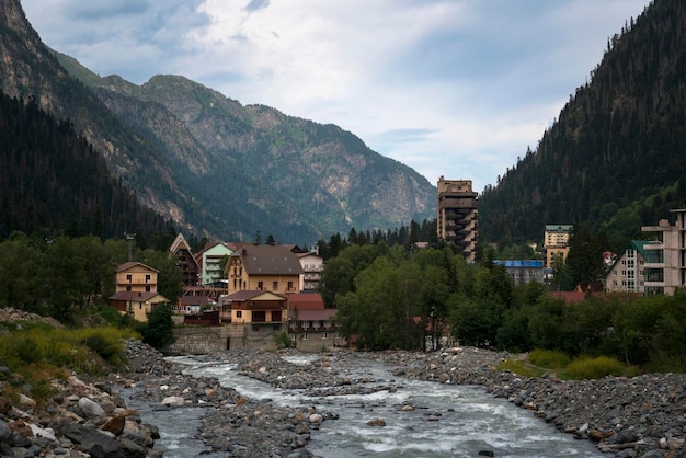 La estación de esquí de Dombai y el río Amanauz en el Cáucaso Norte en un día de verano KarachayCherkessia Rusia