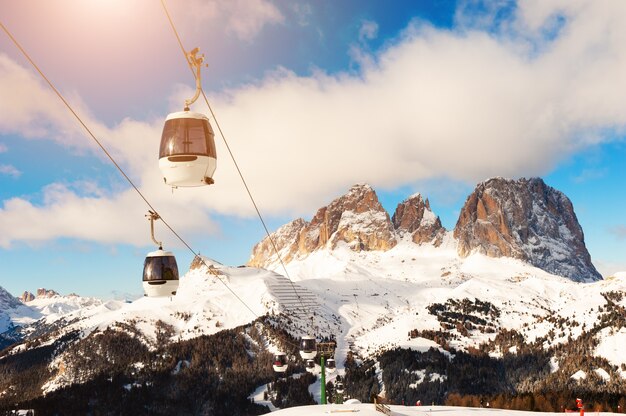 Foto estación de esquí en invierno alpes dolomitas. val di fassa, italia. hermosas montañas y el cielo azul, paisaje de invierno