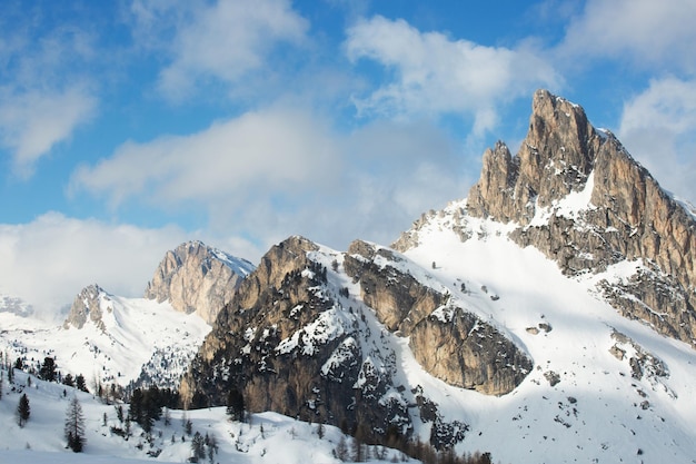 Estación de esquí de las montañas de invierno de los Dolomitas