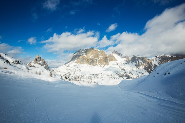 Estación de esquí de las montañas de invierno de los Dolomitas