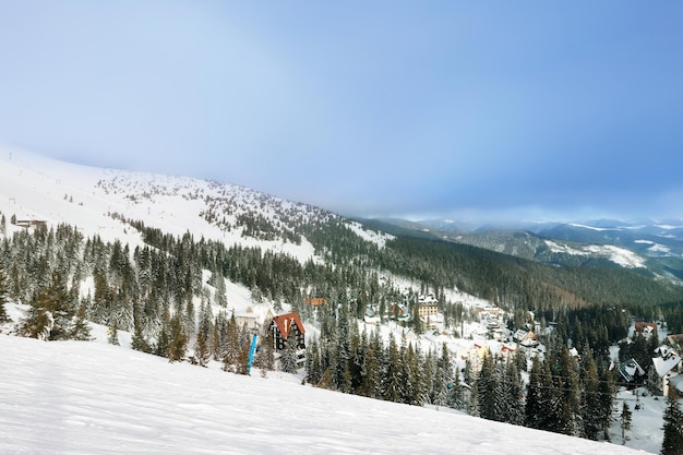 Estación de esquí nevada en las montañas el día de invierno