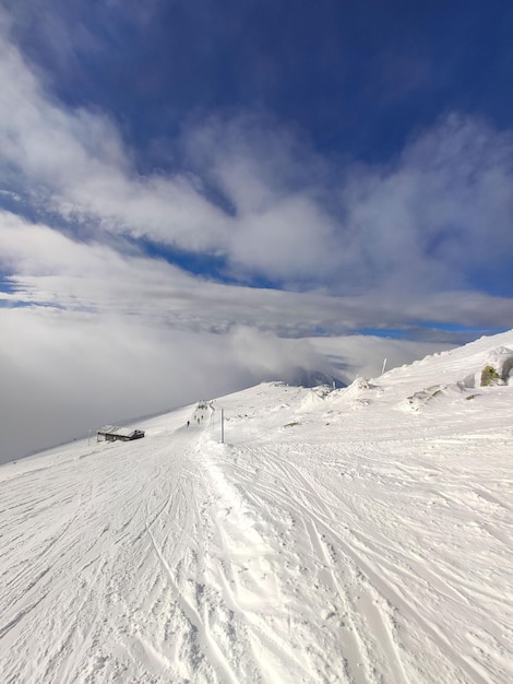 Estación de esquí pendiente por encima de las nubes eslovaquia montañas tatras