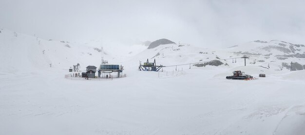 Estación de esquí en los Pirineos en invierno