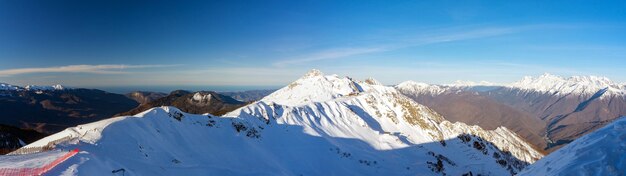 Estación de esquí Rosa Khutor. Paisaje de montaña de Krasnaya Polyana, Sochi, Rusia.