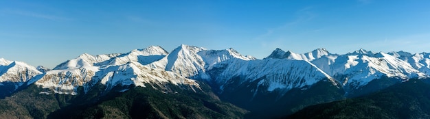 Estación de esquí Rosa Khutor. Paisaje de montaña de Krasnaya Polyana, Sochi, Rusia.