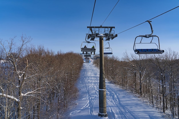 Estación de esquí en Rusia con senderos cubiertos de nieve y un telesilla en un día de invierno