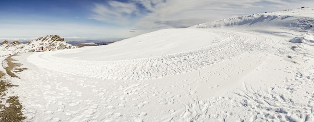 Estación de esquí de Sierra Nevada en invierno, llena de nieve.