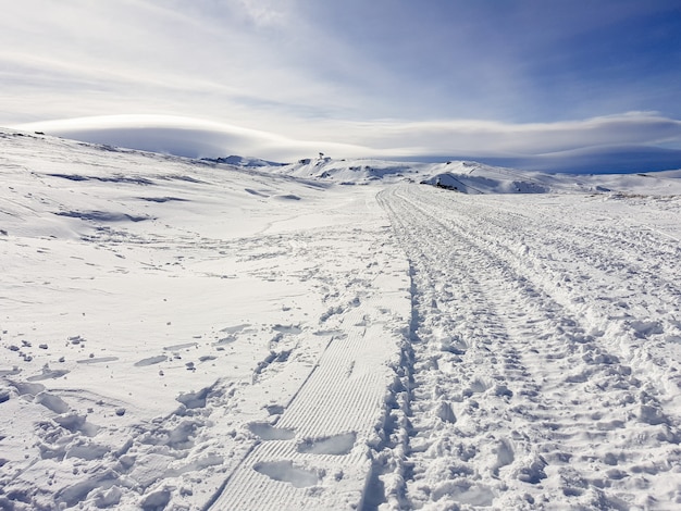 Estación de esquí de Sierra Nevada en invierno, llena de nieve.